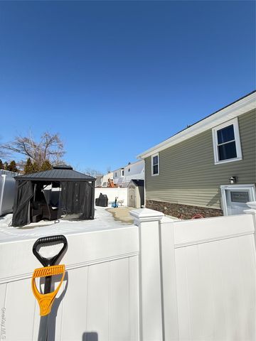 16 Sportsmans Avenue, Freeport, NY 11520