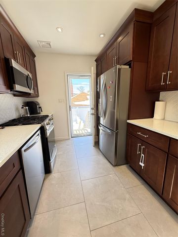 16 Sportsmans Avenue, Freeport, NY 11520