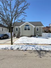 16 Sportsmans Avenue, Freeport, NY 11520