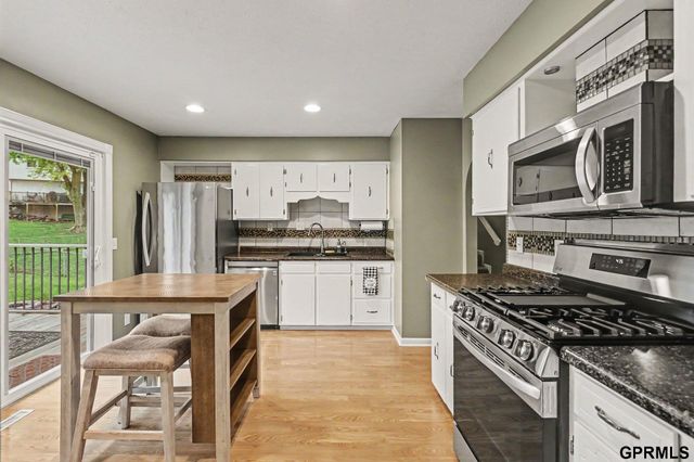 1005 Overland Trail, Papillion, NE 68046