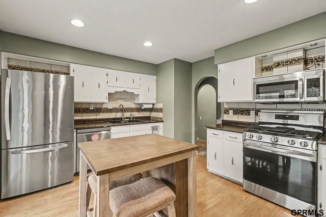 1005 Overland Trail, Papillion, NE 68046