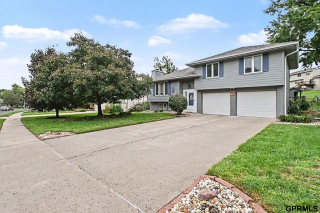 1005 Overland Trail, Papillion, NE 68046