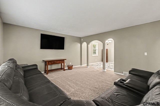 1005 Overland Trail, Papillion, NE 68046