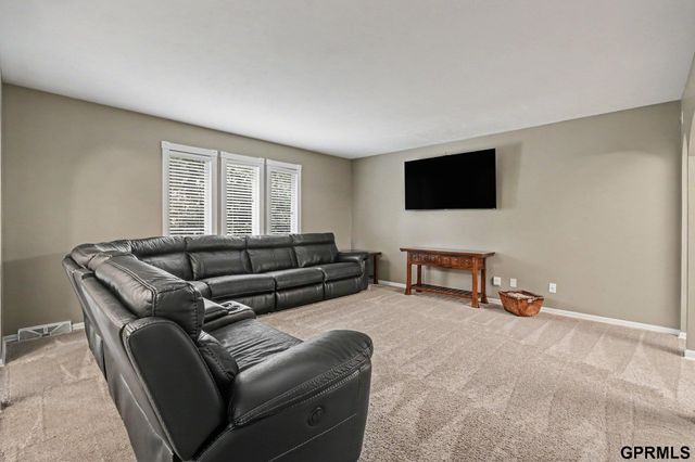 1005 Overland Trail, Papillion, NE 68046