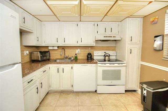 8401 LAGOS DE CAMPO Boulevard 306V, Tamarac, FL 33321