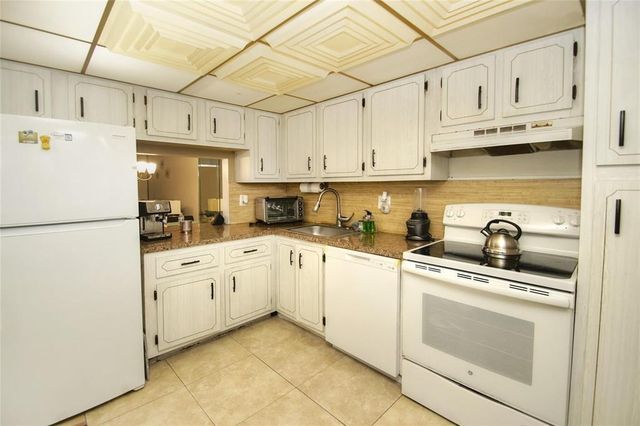 8401 LAGOS DE CAMPO Boulevard 306V, Tamarac, FL 33321