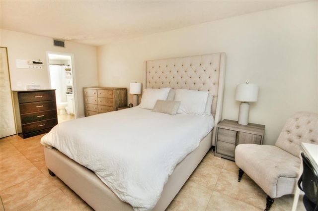 8401 LAGOS DE CAMPO Boulevard 306V, Tamarac, FL 33321
