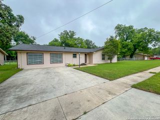 113 LAKE FORREST DR, Seguin, TX 78155