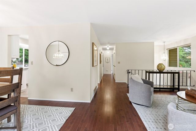 155 Capella Drive NW, Issaquah, WA 98027