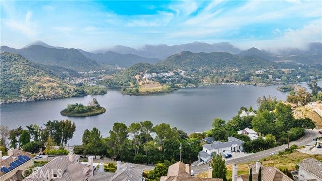 562 Ravensbury, Lake Sherwood, CA 91361