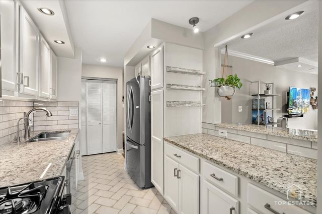 1227 S Old Wilke Road 201, Arlington Heights, IL 60005