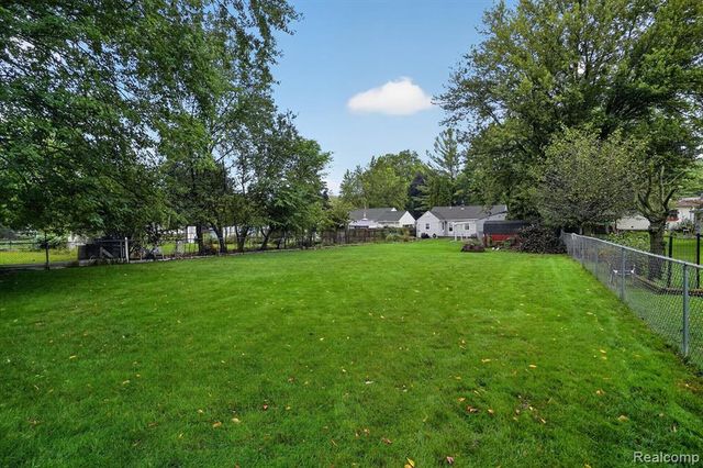 2130 Luwanna Drive, Lansing, MI 48910