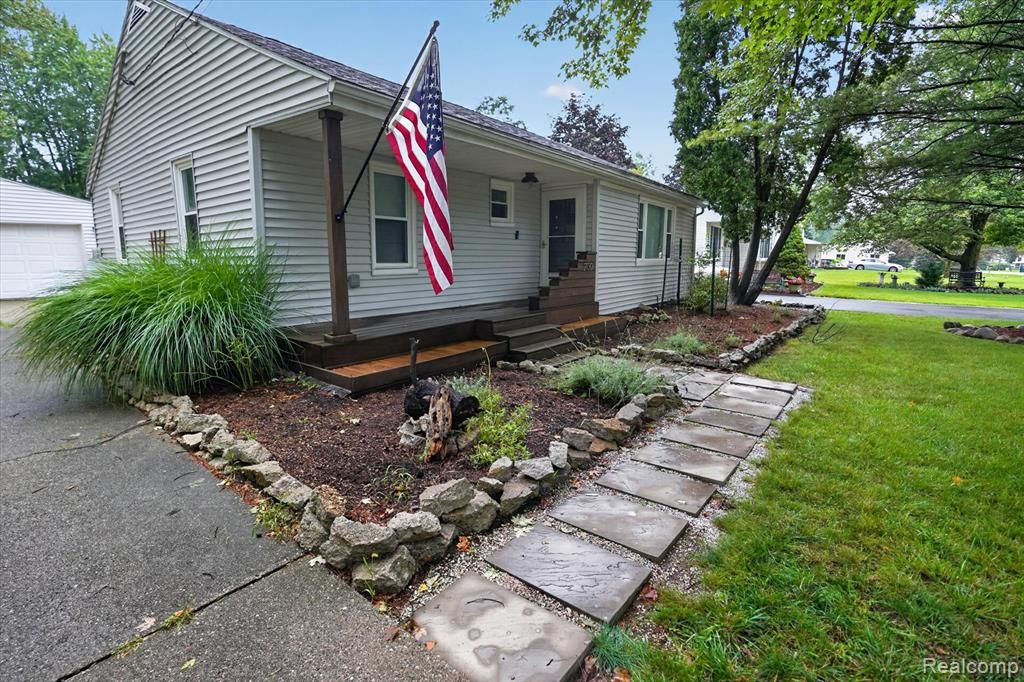 2130 Luwanna Drive, Lansing, MI 48910