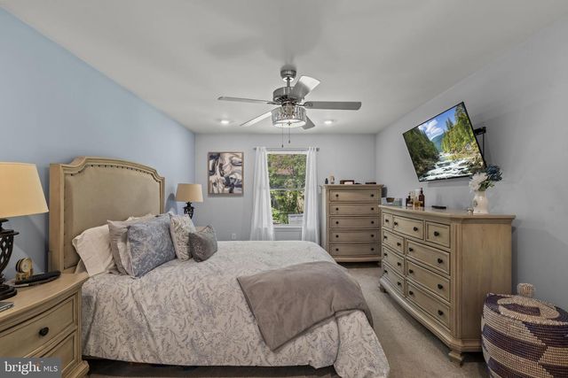 802 RENNARD LN, Morrisville, PA 19067
