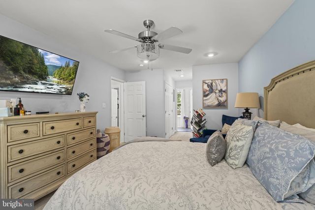 802 RENNARD LN, Morrisville, PA 19067