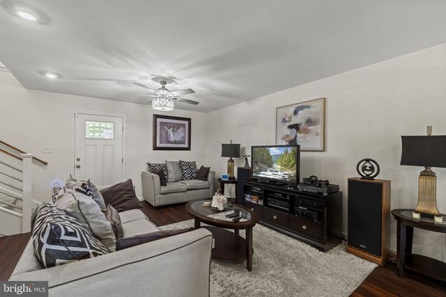 802 RENNARD LN, Morrisville, PA 19067