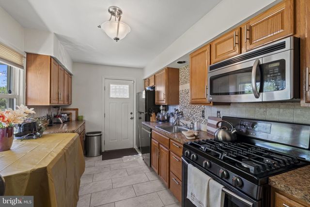 802 RENNARD LN, Morrisville, PA 19067