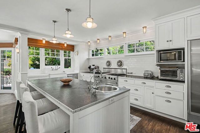 11027 Cashmere Street, Los Angeles, CA 90049