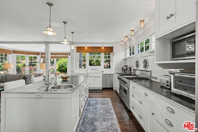 11027 Cashmere Street, Los Angeles, CA 90049