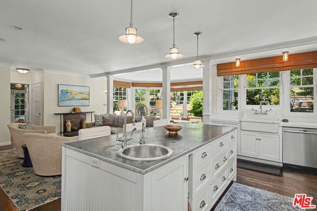 11027 Cashmere Street, Los Angeles, CA 90049