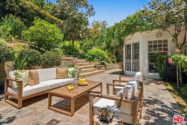 11027 Cashmere Street, Los Angeles, CA 90049