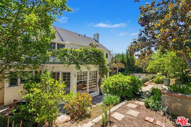 11027 Cashmere Street, Los Angeles, CA 90049