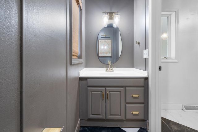 5121 N RTE E, Columbia, MO 65202