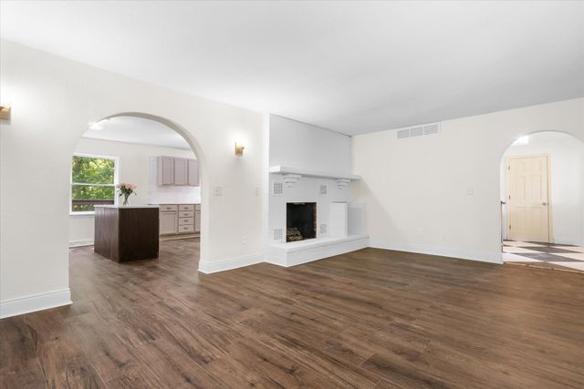 5121 N RTE E, Columbia, MO 65202