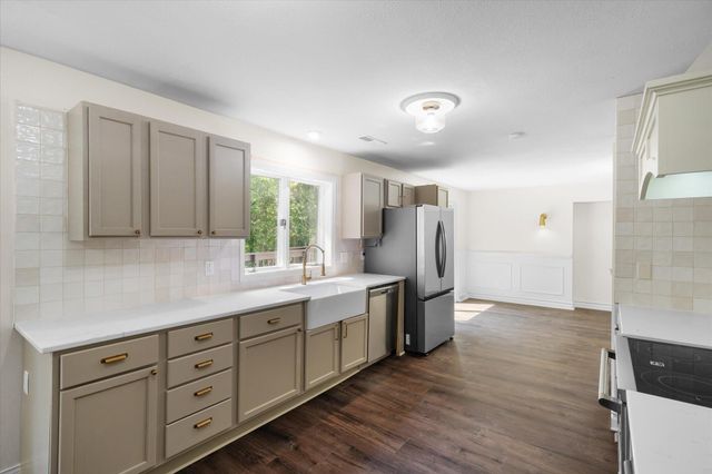 5121 N RTE E, Columbia, MO 65202