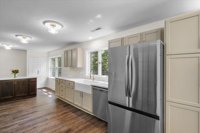 5121 N RTE E, Columbia, MO 65202