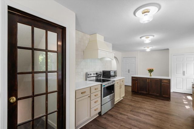 5121 N RTE E, Columbia, MO 65202