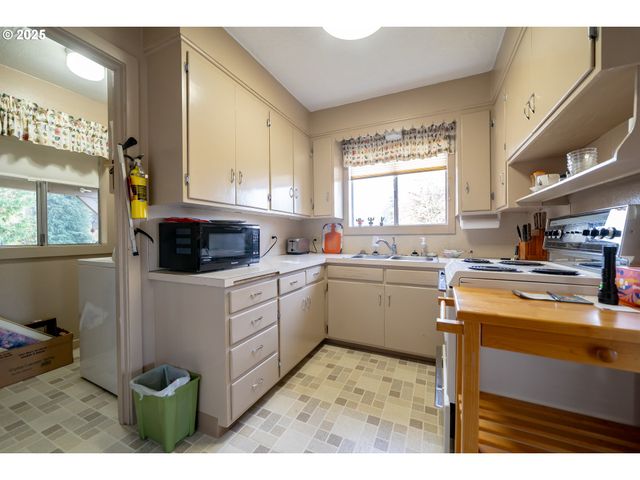 46280 LYONS MILL CITY Dr, Lyons, OR 97358