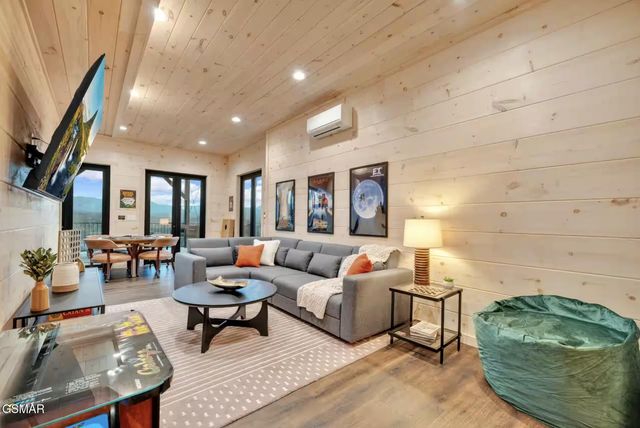 1834 Blue Tick Way, Sevierville, TN 37876