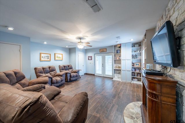 287 Hollybrook Dr., Kilgore, TX 75662