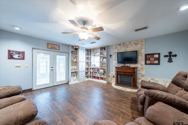 287 Hollybrook Dr., Kilgore, TX 75662