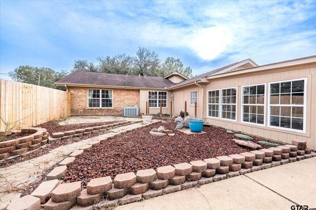 287 Hollybrook Dr., Kilgore, TX 75662