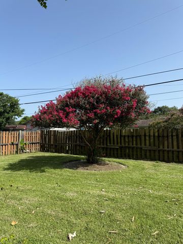 427 22nd Avenue N, Texas City, TX 77590