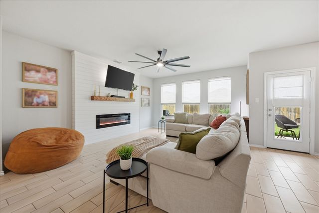 924 Ravenwood Lane, Van Alstyne, TX 75495