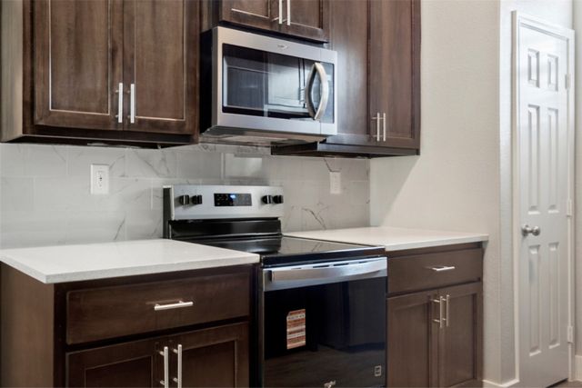 804 S 4th Street, Bonham, TX 75418