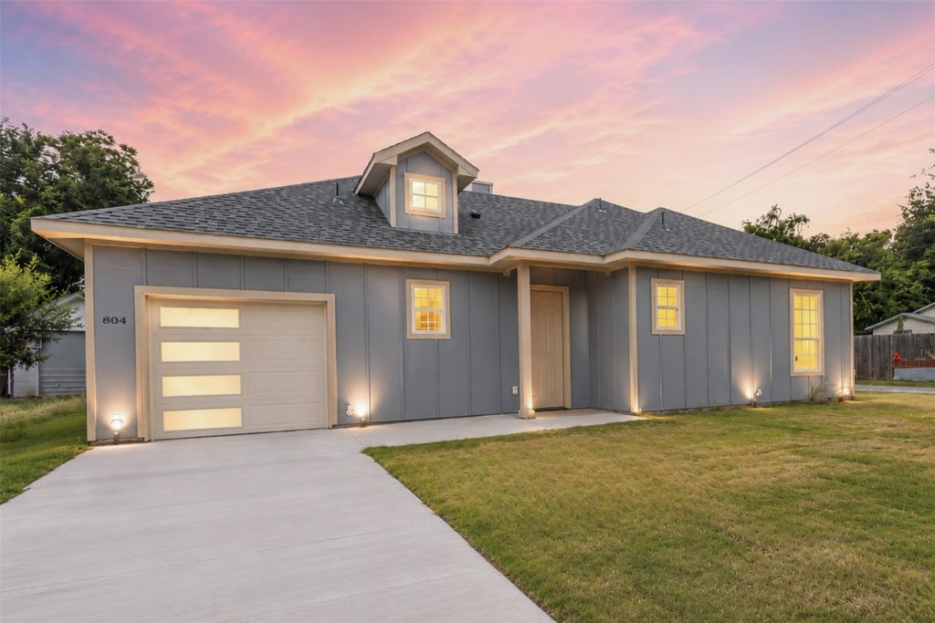 804 S 4th Street, Bonham, TX 75418