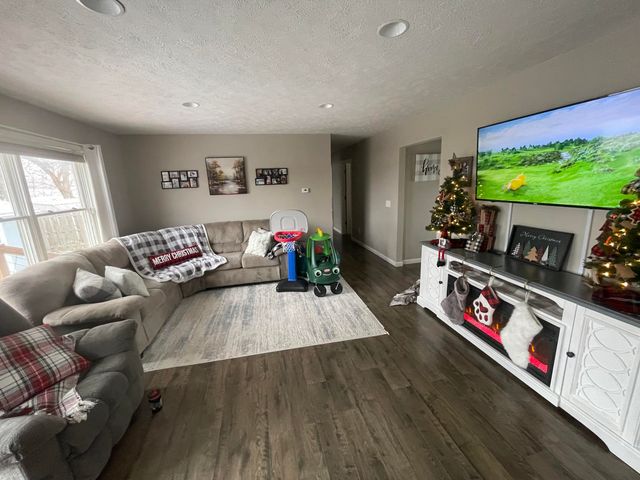 20 HURON Circle, Council Bluffs, IA 51501