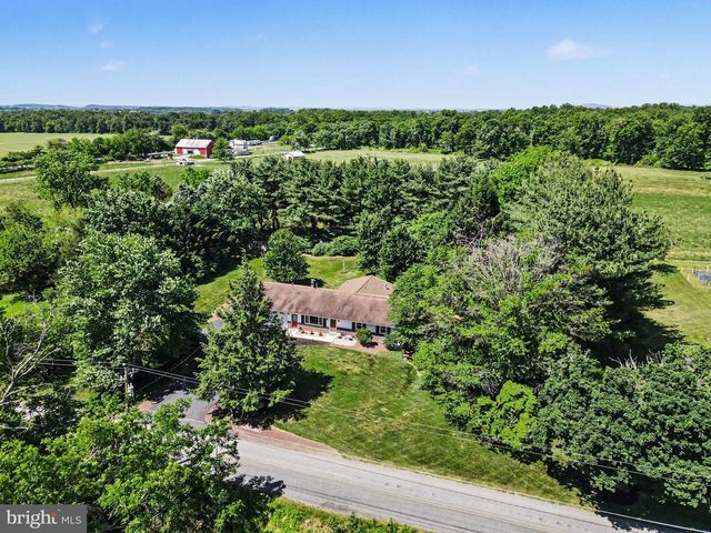 24 MOUNTAIN VIEW RD, Bethel, PA 19507