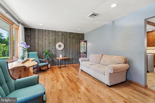 24 MOUNTAIN VIEW RD, Bethel, PA 19507