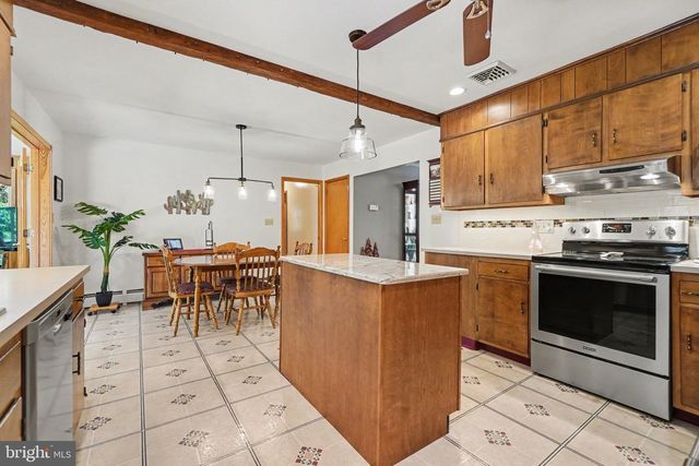 24 MOUNTAIN VIEW RD, Bethel, PA 19507
