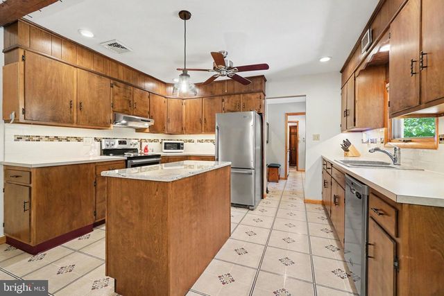 24 MOUNTAIN VIEW RD, Bethel, PA 19507