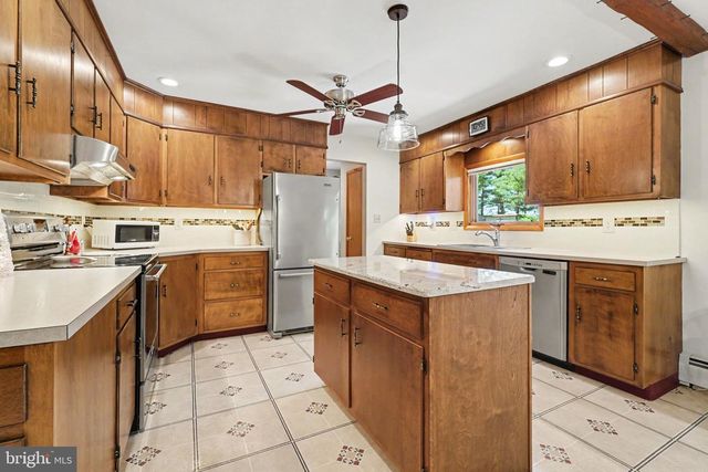 24 MOUNTAIN VIEW RD, Bethel, PA 19507