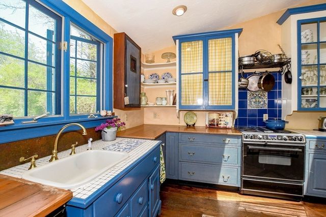 595 New Bedford Road, Rochester, MA 02770