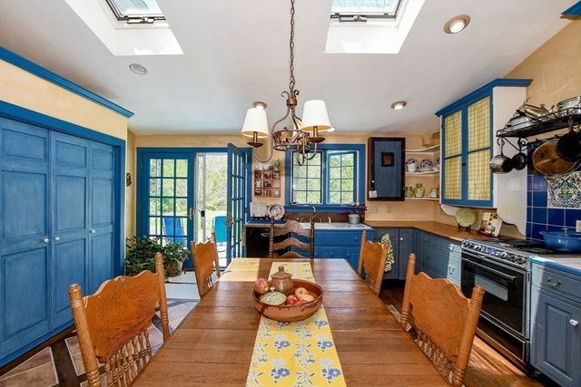 595 New Bedford Road, Rochester, MA 02770