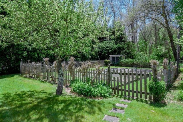 595 New Bedford Road, Rochester, MA 02770