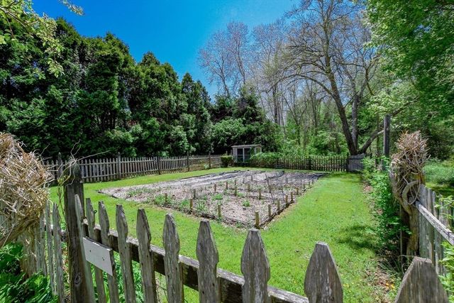 595 New Bedford Road, Rochester, MA 02770